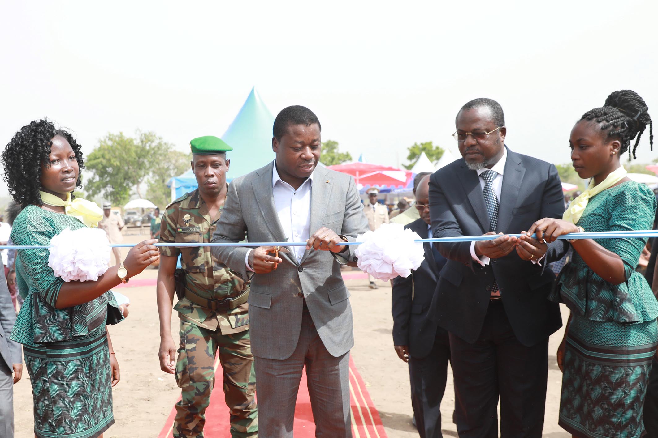 LE CHEF DE L’ETAT INAUGURE UNE MINI CENTRALEPHOTOVOLTAIQUE A KOUTOUM