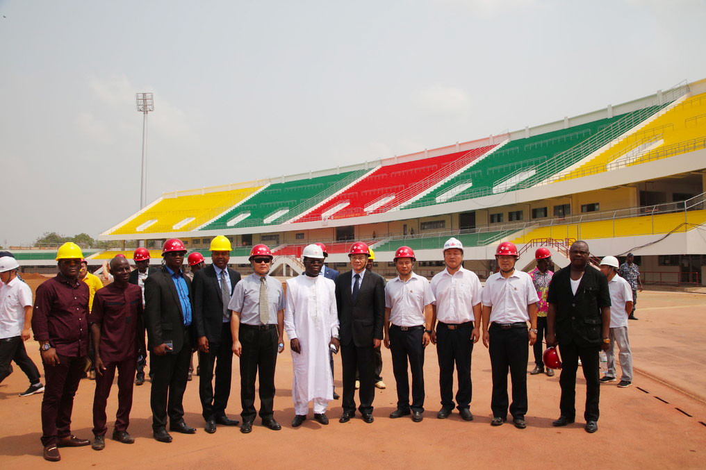 LE MINISTRE EN CHARGE DES SPORTS VISITE LE STADE DE KEGUE ET RECEPTIONE LA PELOUSE SYNTHETIQUE DU STADE MUNICIPALE DE LOME